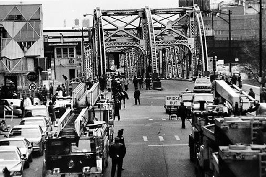 Kinzie-Street-bridge-1992-flood